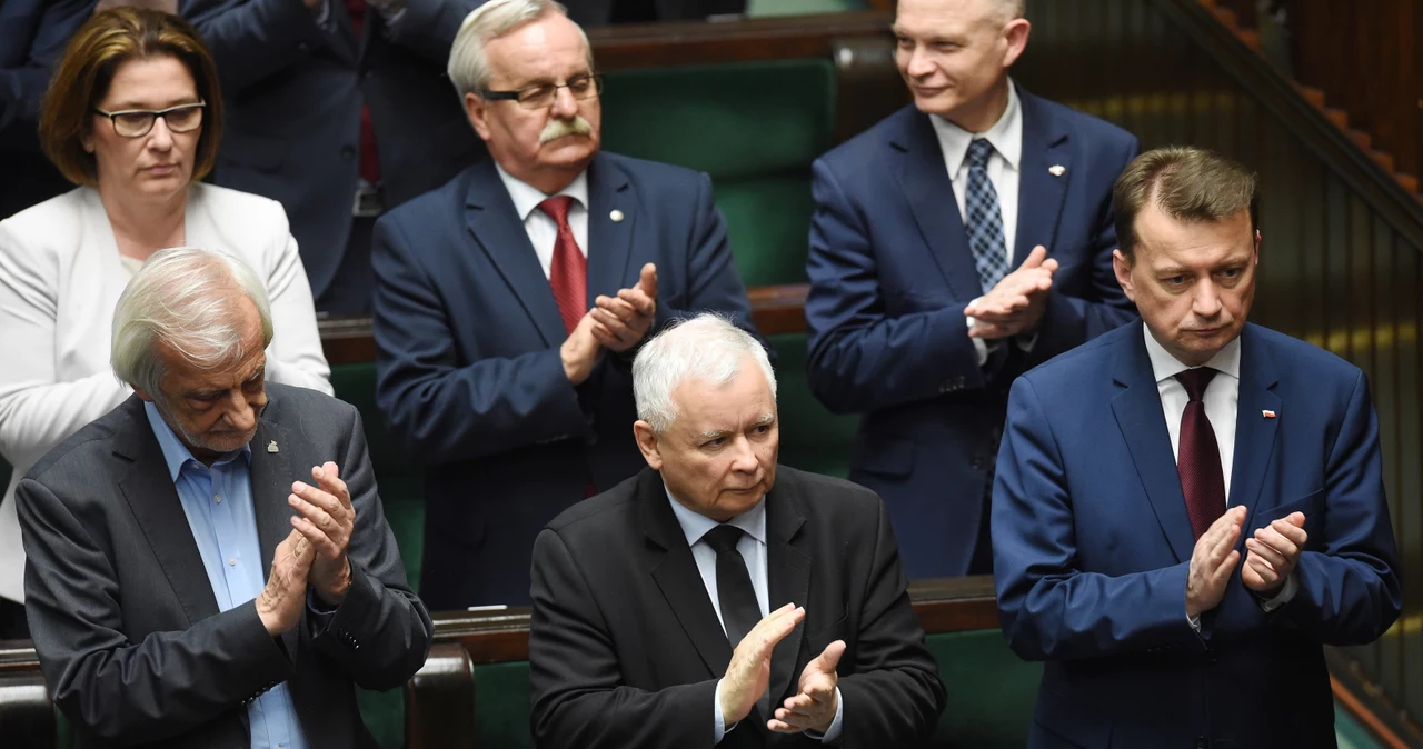 Ostatnie problemy nie wpłynęły na poparcie dla PiS