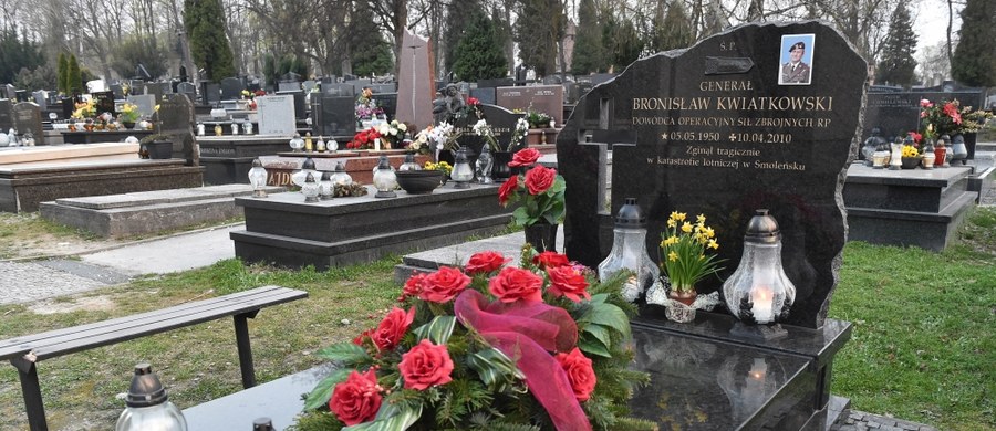 ​Kolejne kontrowersje wokół ekshumacji ciał ofiar katastrofy smoleńskiej. "Fakt" dotarł do wyników ekshumacji generała Bronisława Kwiatkowskiego. Wynika z nich, że w jego trumnie znaleziono łącznie szczątki ośmiu osób, które zginęły 10 kwietnia 2010 roku w Smoleńsku.