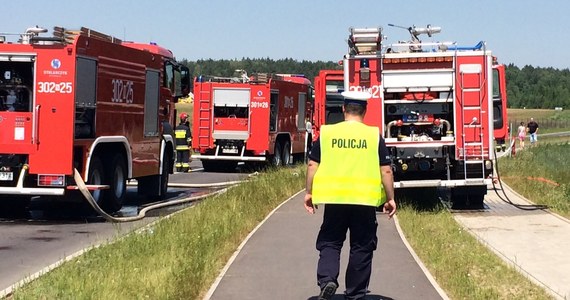 Dziewięć samochodów zderzyło się na autostradzie A2 na wysokości Baranowa między Wiskitkami a Grodziskiem Mazowieckim. Ze wstępnych informacji wynika, że poszkodowana jest jedna osoba.