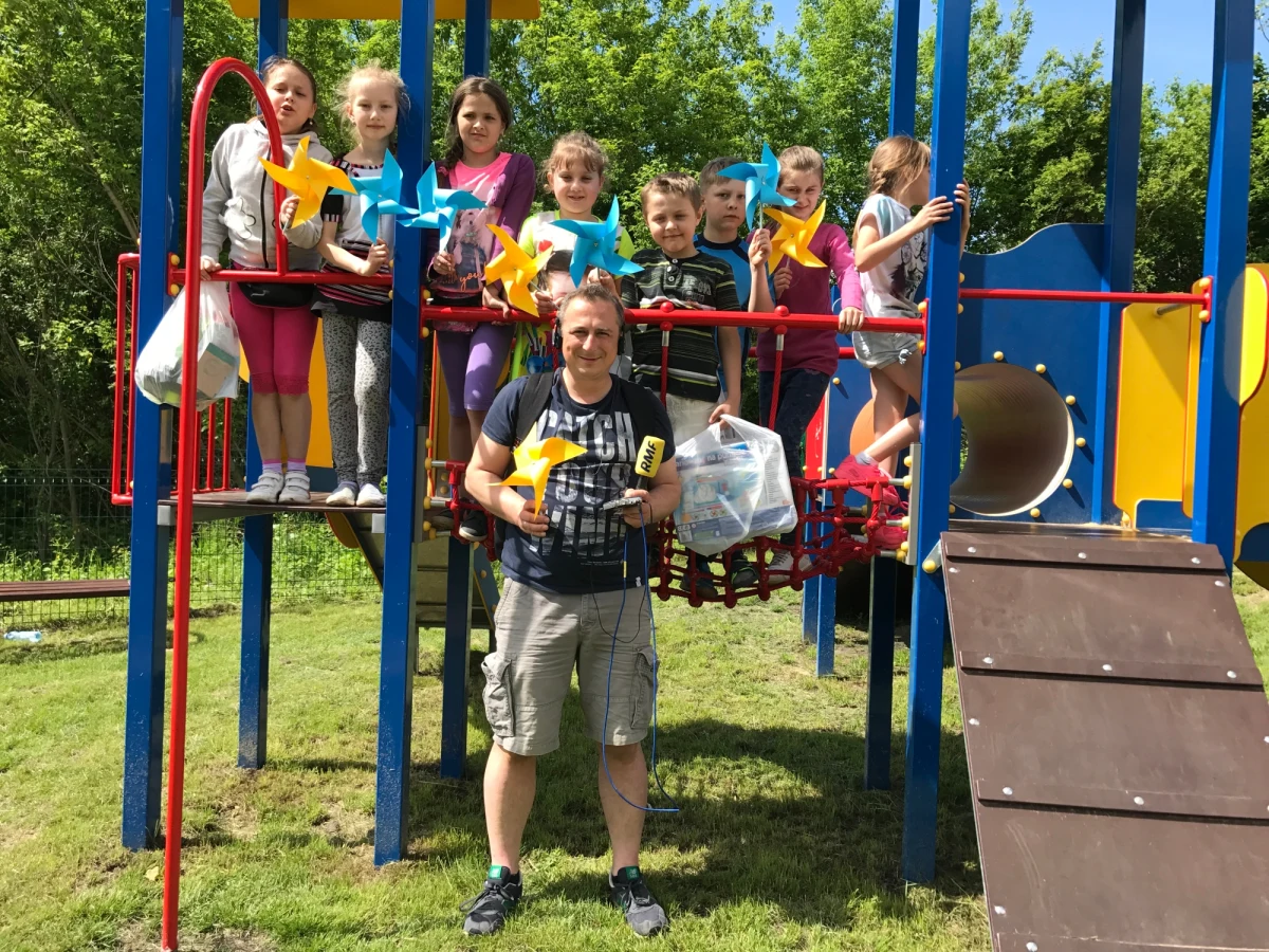 "Ja już nawet nie pamiętam, jak to było wcześniej" - przyznawali w rozmowie z reporterem RMF FM mali mieszkańcy świętokrzyskich Krzczonowic, gdzie gościliśmy w sobotę na zabawie z okazji zbliżającego się Dnia Dziecka. Właśnie w Krzczonowicach w ramach akcji Lepsze Jutro z RMF FM wyremontowaliśmy w ubiegłym roku budynek dawnej szkoły, zbudowaliśmy klub fitness, minisiłownię i bezpieczny plac zabaw. A teraz wspólnie z mieszkańcami tej i okolicznych miejscowości obchodziliśmy wyjątkowy Dzień Dziecka!