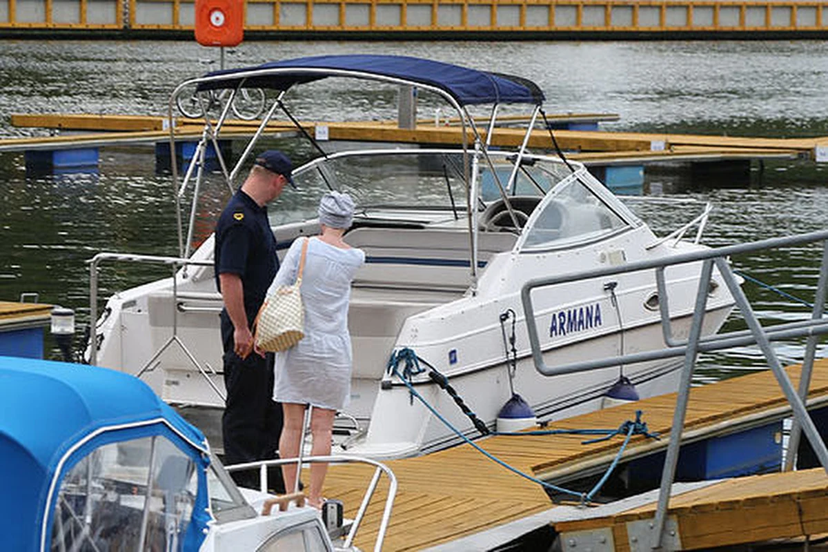 ​Opalała się na plaży, gdy jej wzrok przykuł znajomy kształt. Odpoczywająca w Świnoujściu kobieta przypadkiem odnalazła motorowy jacht, który skradziono jej 8 lat temu.