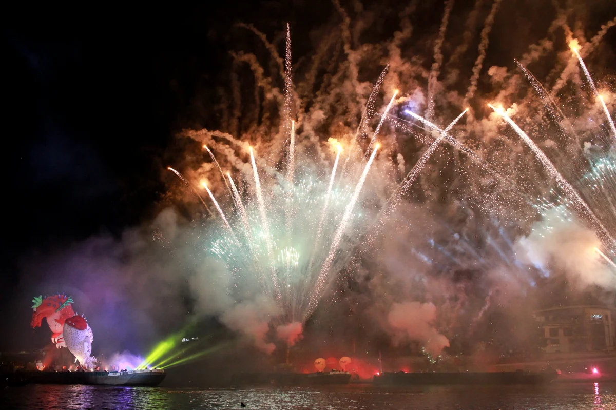 Pokaz lotniarzy, flyboard na Wiśle, kurtyny wodne, konkursy, stoiska z atrakcjami, piękna muzyka, a przede wszystkim imponujące wielkością, barwami i płynnymi ruchami smoki, animowane przez aktorów Teatru oraz setki dzieci – tak w skrócie zapowiada się siedemnasta edycja Wielkiej Parady Smoków organizowana przez Teatr Groteska, która odbędzie się 3 i 4 czerwca 2017 r. 