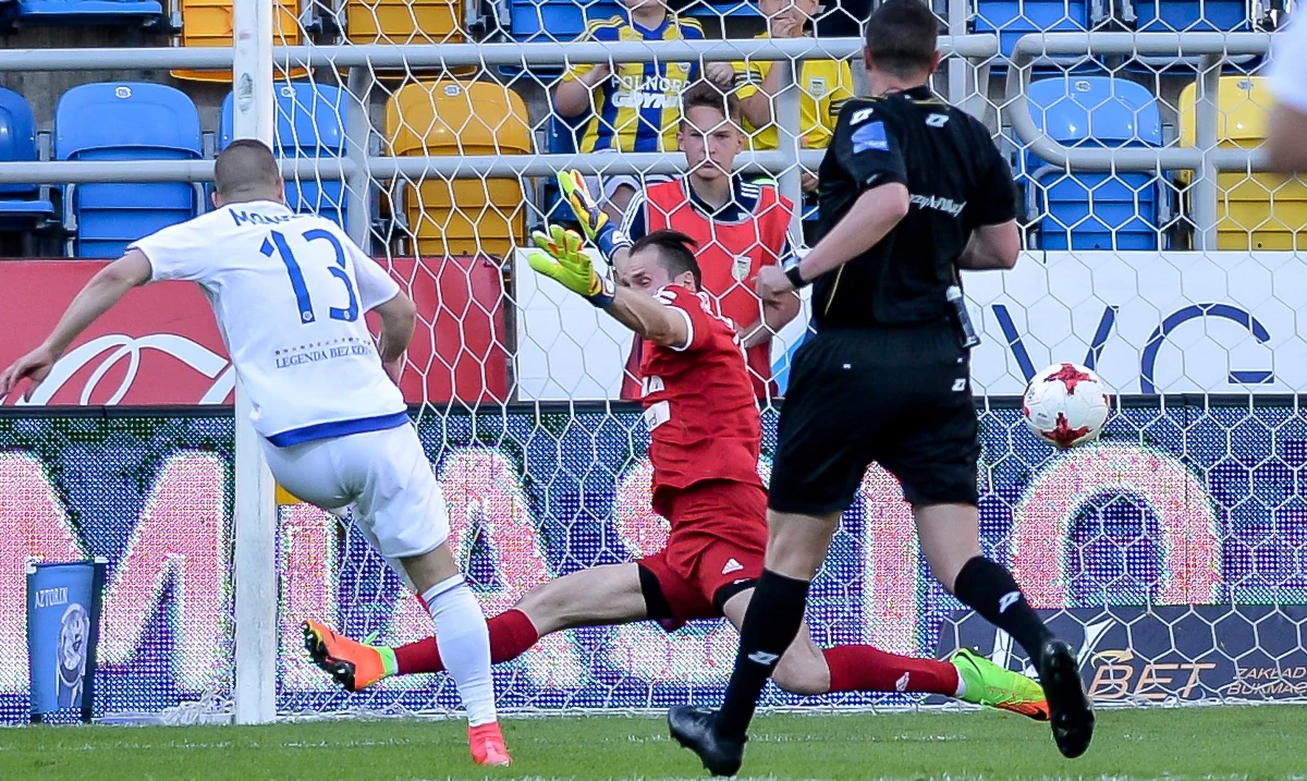 Władze spółki Ruch Chorzów S.A. złożyły oficjalny protest w związku z meczem chorzowskiej drużyny z Arką Gdynia w ostatniej kolejce Ekstraklasy. Pojedynek zakończył się remisem 1:1, który dla Ruchu oznaczał spadek do 1. Ligi. Gol dla Arki padł w tym meczu po zagraniu ręką i nie powinien być uznany. Władze Ruchu chcą powtórzenia spotkania. 