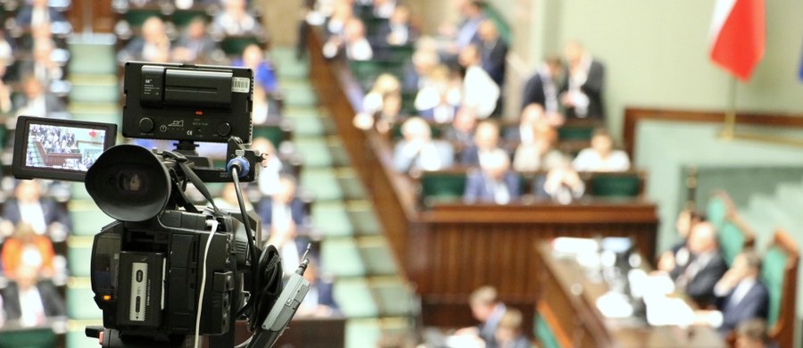 Kancelaria Sejmu opublikowała oświadczenia majątkowe posłów. Zawierają one m.in. informacje o zasobach pieniężnych, nieruchomościach, udziałach i akcjach w spółkach handlowych, a także o prowadzonej działalności gospodarczej.