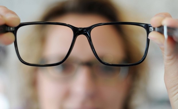 "Nie te oczy" mówimy często, wskazując na niedostatki wzroku związane z nieuchronnym procesem starzenia się. Najnowsze wyniki badań naukowców z McMaster University mogą jednak zmienić nasz pogląd na tę sprawę. Na łamach czasopisma "The Journal of Neuroscience" ukazała się praca, której autorzy przekonują, że kora wzrokowa, zajmująca się opracowaniem bodźców płynących od naszych oczu, rozwija się w naszym mózgu jeszcze dobrze po 30-tce. Nie można też wykluczyć, że podobnie jest w przypadku innych zmysłów.