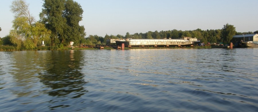 Akcja ratunkowa na jeziorze w miejscowości Żeliszewo koło Choszczna w Zachodniopomorskiem. Przewróciła się tam łódka z dwiema osobami na pokładzie.