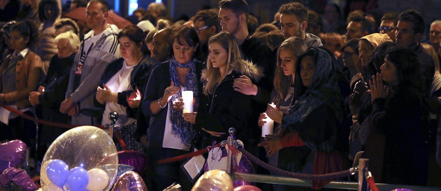 ​Setki ludzi zgromadziły się w poniedziałek wieczorem w centrum Manchesteru, by o godz. 22:31 - dokładnie w tydzień po zamachu bombowym w tym mieście - uczcić pamięć 22 ofiar.