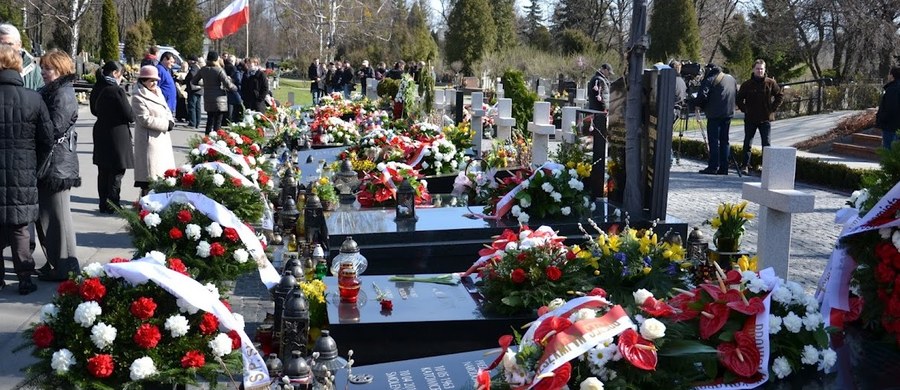 Ekshumowano kolejną - 26. ofiarę katastrofy smoleńskiej z grobu na warszawskich Powązkach - poinformowała rzeczniczka Prokuratury Krajowej Ewa Bialik. Nie ujawniono, o czyj grób chodzi. 