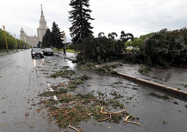 Usuwanie skutków huraganu, który przeszedł nad Moskwą. Zginęło co najmniej 16 osób