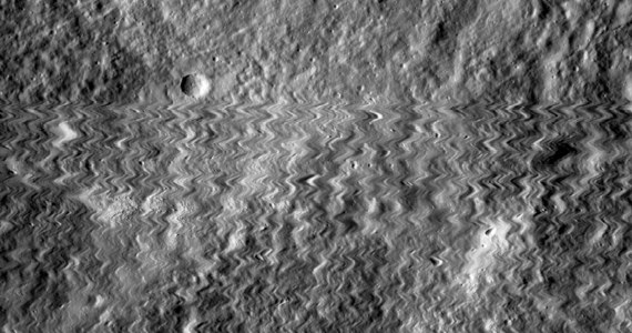 Uderzenie mikrometeoroidu było przyczyną drgań zarejestrowanych na zdjęciu powierzchni Księżyca, wykonanym przez sondę Lunar Reconnaissance Orbiter (LRO) 13 października 2014 roku. NASA opublikowała wyniki analiz kosmicznej kolizji, która na szczęście nie doprowadziła do awarii czułej aparatury orbitera. Kosmiczny okruch miał rozmiary mniejsze od łebka szpilki i poruszał się z prędkością rzędu 7 km/s.