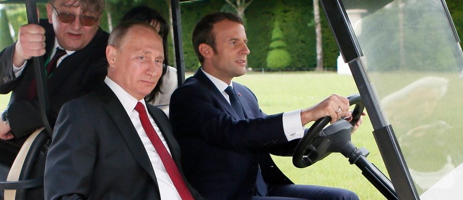 ​Poniedziałkowe spotkanie prezydentów Francji i Rosji, Emmanuela Macrona i Władimira Putina to sukces, który jednak nie od razu przyniesie owoce - pisze we wtorek rosyjska gazeta "RBK". "Niezawisimaja Gazieta" ocenia zaś, że Macron nie stanie się "drugim Chirakiem". Z kolei francuska prasa jest zachwycona stylem swego "młodego prezydenta" Emmanuela Macrona, który jej zdaniem z wielkimi tego świata rozmawia jak "równy z równym".