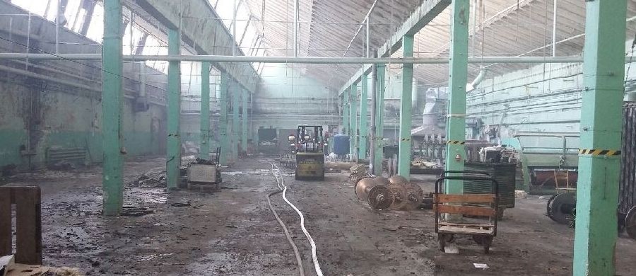 ​Pożar hali magazynowej w Pabianicach w Łódzkiem. W hali przechowywane były tkaniny. Informację dostaliśmy na Gorącą Linię RMF FM.