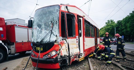 10 osób poszkodowanych w wypadku dwóch tramwajów w Gdańsku. Na skrzyżowaniu alei Hallera z ulicą Mickiewicza zderzyły się pojazdy linii 3 oraz 5. 