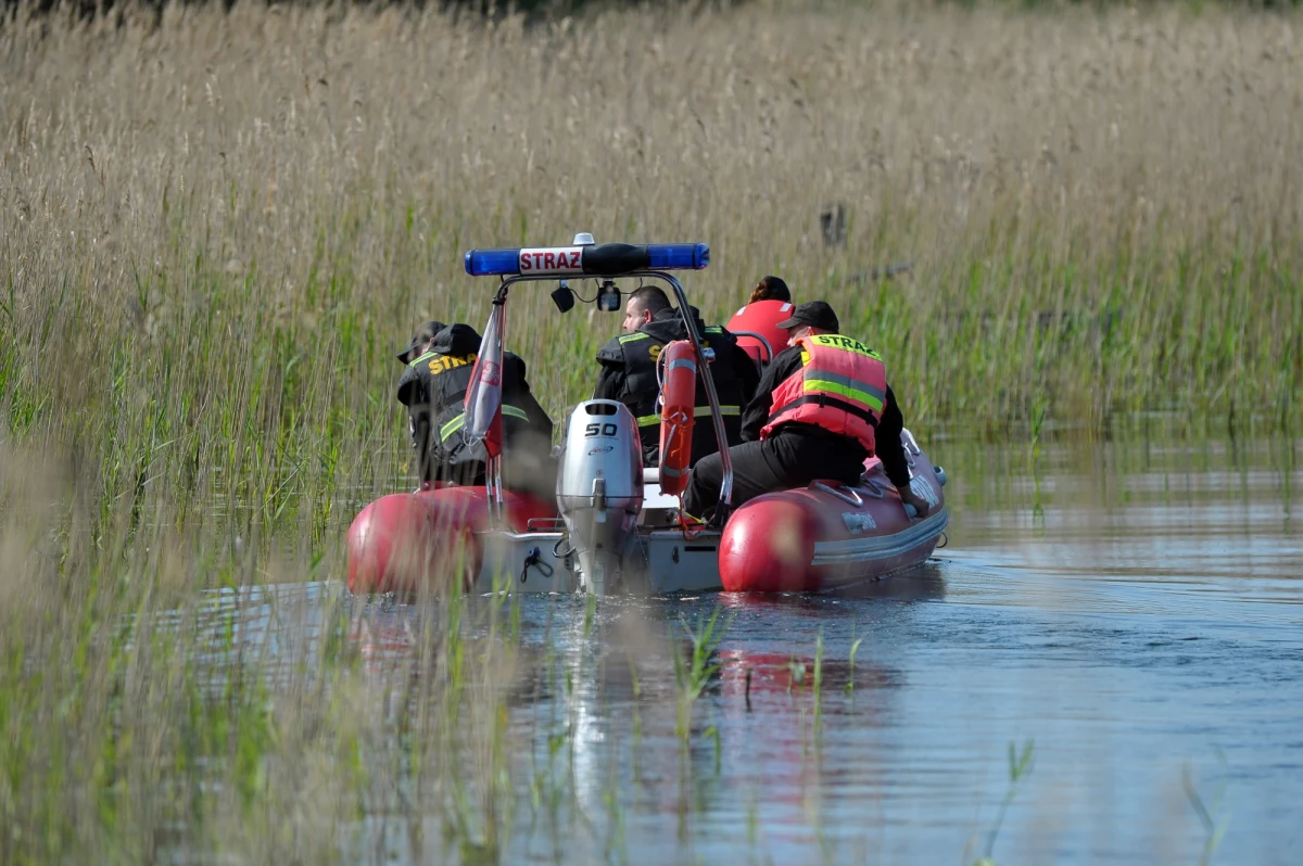 Policjanci i strażacy odnaleźli ciało 17-latki, poszukiwanej na jeziorze w Żeliszewie koło Choszczna w Zachodniopomorskiem. Wczoraj wieczorem zatonęła tam łódka z dwiema nastolatkami na pokładzie. Jednej z dziewcząt pomógł się uratować 15-letni chłopak, który wypadek na jeziorze zauważył z brzegu i wskoczył do wody.