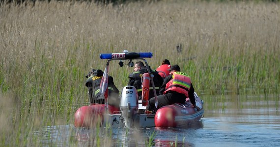 Policjanci i strażacy odnaleźli ciało 17-latki, poszukiwanej na jeziorze w Żeliszewie koło Choszczna w Zachodniopomorskiem. Wczoraj wieczorem zatonęła tam łódka z dwiema nastolatkami na pokładzie. Jednej z dziewcząt pomógł się uratować 15-letni chłopak, który wypadek na jeziorze zauważył z brzegu i wskoczył do wody.