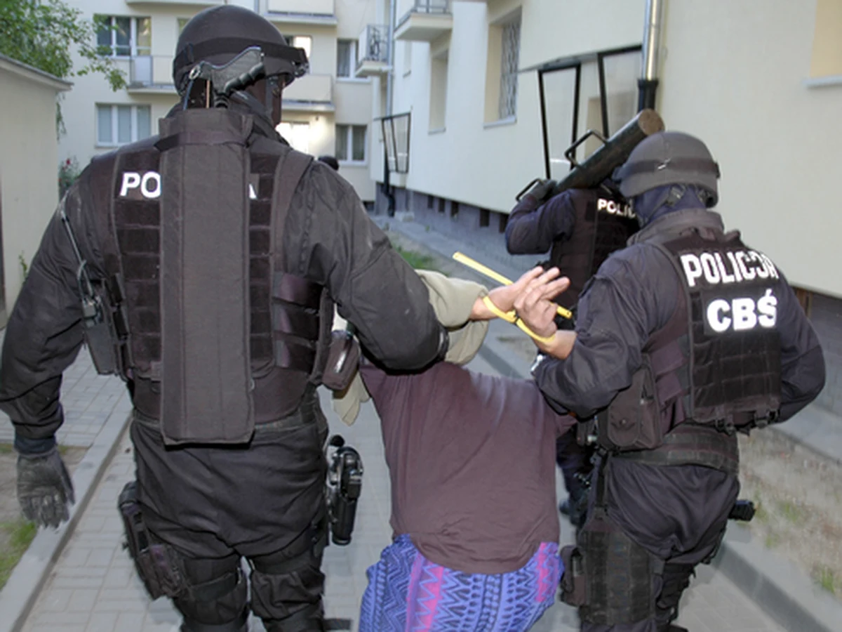 "Łowcy cieni", specjalny wydział Centralnego Biura Śledczego Policji, włączył się w poszukiwania mężczyzny, który w piątek w spektakularny sposób uciekł konwojentom ze szpitala w Warszawie - dowiedział się reporter RMF FM. Wspólnik Piotra R., który z prokuratury został przewieziony do tej placówki, sterroryzował jednego z policjantów bronią. Napastnik i podejrzany uciekli. 