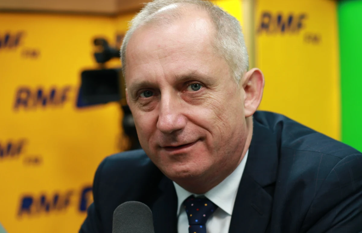 Po katastrofie smoleńskiej "pani premier, wtedy minister zdrowia, była w Moskwie; pojechała do Moskwy pomagać rodzinom wtedy, kiedy inni bohaterowie obecni uciekli z Rosji do Polski" - mówił w Porannej rozmowie w RMF FM Sławomir Neumann, pytany o wezwanie Ewy Kopacz na przesłuchanie w charakterze świadka w śledztwie dotyczącym m.in. nieprzeprowadzenia w Polsce sekcji zwłok ofiar katastrofy smoleńskiej. "Mnie nie dziwi wzywanie polityków Platformy przez prokuraturę. To stało się normą w państwie PiS, kiedy prokuratorem generalnym został Zbigniew Ziobro. (…) Mamy wzywanie polityków Platformy w sposób hurtowy i przemysłowy - my się do tego przyzwyczailiśmy" - stwierdził. Odnosząc się do informacji o zamienionych szczątkach ofiar, Neumann powiedział: "Po siedmiu latach jesteśmy wszyscy mądrzejsi. Gdybyśmy w kwietniu 2010 roku zdecydowali się prowadzić badania DNA ciał, wszystkich szczątków, to te pogrzeby zaczęłyby się jesienią. Nie wiem, czy rodziny byłyby z tego powodu szczęśliwe".