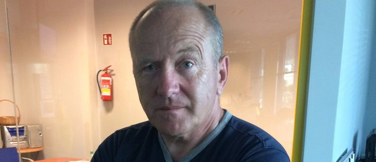 "Przedstawiciele władzy mają obowiązek przygotować naszych obywateli do sytuacji ekstremalnych. To powinno być rozwiązanie systemowe" - powiedział w Popołudniowej rozmowie w RMF FM ppłk Krzysztof Przepiórka. Były komandos i oficer jednostki GROM w rozmowie z Marcinem Zaborskim opowiedział o szkoleniach antyterrorystycznych, które przeprowadzane są w szkołach i przedszkolach. "Przygotowujemy liderów bezpieczeństwa. Naturalnymi liderami bezpieczeństwa są nauczyciele, którzy opiekują się naszymi pociechami. Przez cały proces szkolenia dajemy im taką szczepionkę, żeby wiedzieli, jak się zachować w danych sytuacjach: jak jest samotny strzelec, jak jest sytuacja zakładnicza, kiedy przygotowujemy sobie azyl" - wyjaśnił Przepiórka dodając, że w tej chwili do zamachu najlepiej przygotowani są pracownicy banków, którzy szkoleni są obligatoryjnie. Rozmowa Marcina Zaborskiego z ppłk. Krzysztofem Przepiórką to efekt sukcesu polskich żołnierzy, o czym dziś poinformował szef MON Antoni Macierewicz. Siły afgańskie przy współudziale polskich komandosów odbiły w Afganistanie grupę zakładników przetrzymywanych przez talibów. Antoni Macierewicz podkreślał, że polscy żołnierze nie uczestniczyli bezpośrednio w walce, ale "partnerowali" Afgańczykom. 