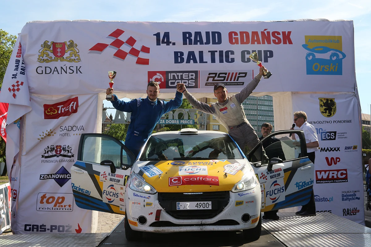 Dziesięć odcinków specjalnych liczyła trasa 14. Rajdu Gdańsk Baltic Cup – drugiej rundy Rajdowych Samochodowych Mistrzostw Polski. Wśród załóg, które stanęły na starcie zawodów nie zabrakło Jana Chmielewskiego i Michała Kłosa, którzy zaprezentowali w Gdańsku Peugeota 208 VTi. Przesiadka z tylnonapędowego BMW R+MAXI na francuską rajdówkę z napędem na przednią oś nie przeszkodziła Chmielewskiemu i Kłosowi w zdobyciu kompletu punktów w klasie OPEN 2WD oraz solidnej, trzeciej pozycji wśród wszystkich samochodów 2WD.