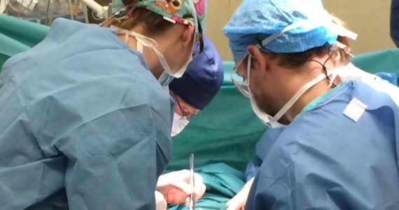 Ponad 25 tys. zdjęć, w tym nagich osób, oraz wiele danych osobowych ujawnili w sieci hakerzy, którzy włamali się na serwery sieci klinik chirurgii estetycznej na Litwie. Hakerzy szantażowali pacjentów, domagając się okupu.