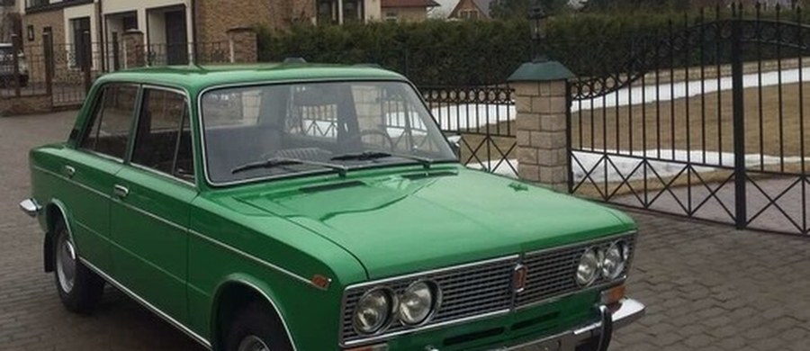 ​W rosyjskim Togliatti wystawiono na sprzedaż 38-letnie Żyguli. W Polsce model jest znany pod nazwą Łada. Szokująca jest cena za wiekowego sedana - 3,5 miliona rubli, czyli blisko 250 tysięcy złotych. Właściciel przekonuje, że cena nie jest zbyt wysoka, bo to samochód kolekcjonerski i ma zaledwie 109 kilometrów przebiegu.