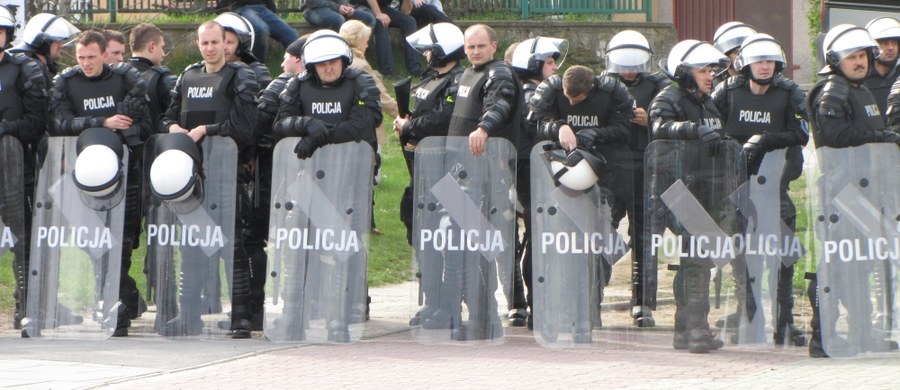 Łódzka prokuratura przedstawiła trzem mężczyznom w wieku 26 i 33 lat zarzuty za udział w pobiciu, do którego doszło jesienią ubiegłego roku na jednym z parkingów przy autostradzie A1. Podejrzani to pseudokibice Siarki Tarnobrzeg i Wisły Sandomierz. Poinformował o tym rzecznik Prokuratury Okręgowej w Łodzi Krzysztof Kopania. Dodał, że podejrzanym - mieszkańcom województwa świętokrzyskiego, podkarpackiego oraz Warszawy - grozi do 3 lat więzienia.