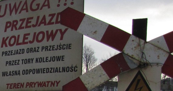 Dwaj mężczyźni zostali ciężko ranni w wypadku na przejeździe kolejowym w Czechach koło Zduńskiej Woli w Łódzkiem. Samochód zderzył się z pociągiem Łódzkiej Kolei Aglomeracyjnej. 
