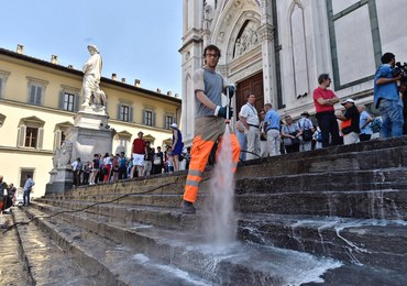 Florencja: Wielka akcja... polewania schodów wodą. Turyści są wściekli