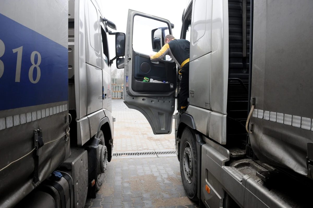 Minister infrastruktury Andrzej Adamczyk skrytykował w Brukseli przedstawiony wcześniej przez Komisję Europejską pakiet rozwiązań dotyczących międzynarodowego transportu drogowego. Zapowiedział, że Polska będzie szukała sojuszników, by zablokować te rozwiązania.