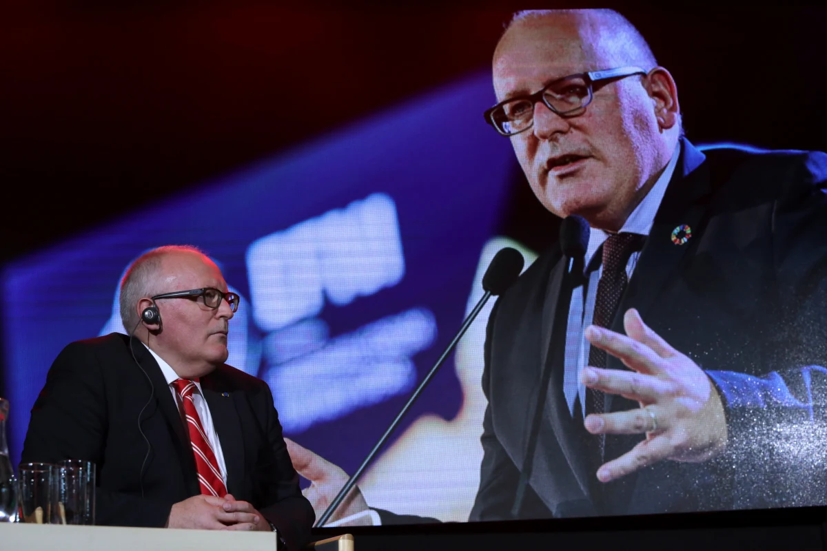 22 lipca 2014 roku ówczesny minister spraw zagranicznych Holandii wygłosił na forum Rady Bezpieczeństwa Organizacji Narodów Zjednoczonych emocjonalne wystąpienie. Cztery dni po zestrzeleniu nad wschodnią Ukrainą malezyjskiego boeinga z 298 osobami na pokładzie szef holenderskiej dyplomacji podkreślał miedzy innymi, że najwyższym priorytetem jego kraju jest bezpieczne sprowadzenie zwłok ofiar lotu MH17, w większości Holendrów, do kraju. Wyrażał przy tym oburzenie, że szczątki ofiar nie były traktowane z właściwym, należnym im szacunkiem. Tym ministrem był obecny wiceprzewodniczący Komisji Europejskiej Frans Timmermans.