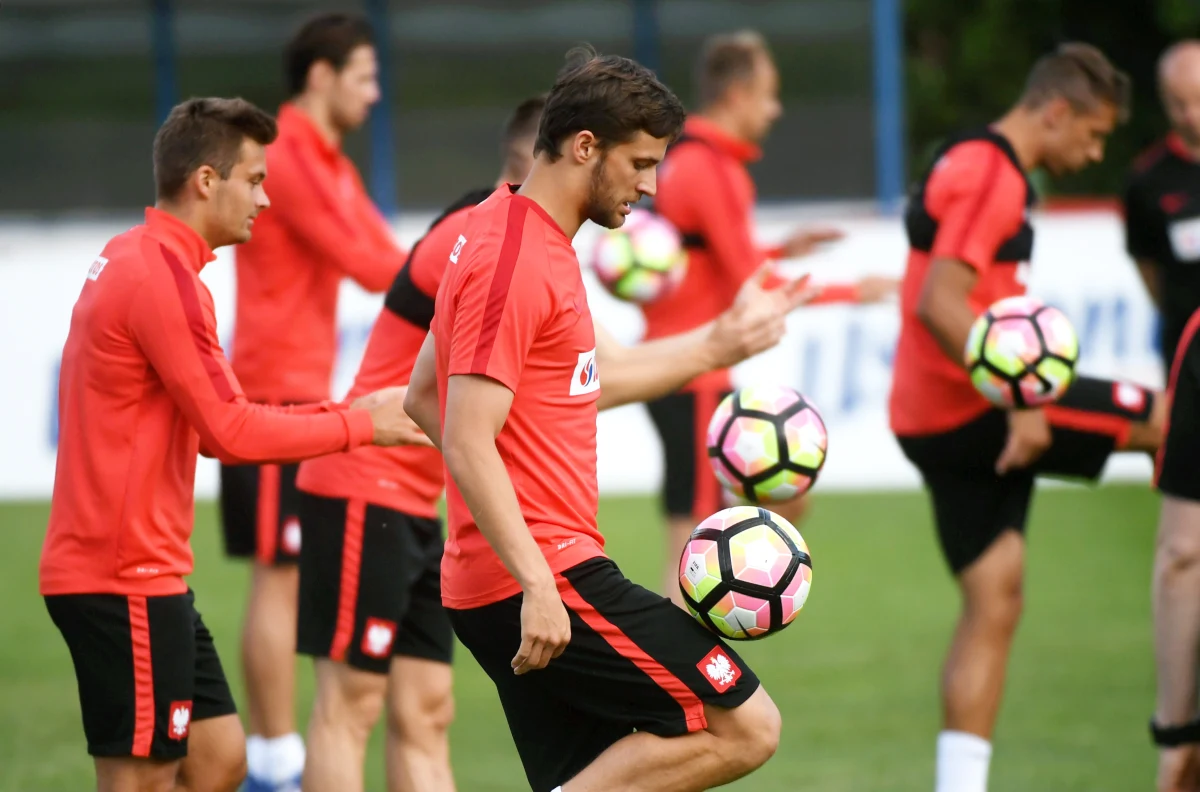 Rafał Wolski z Lechii Gdańsk znalazł się wśród siedmiu piłkarzy z polskiej ligi powołanych przez selekcjonera reprezentacji Polski Adama Nawałkę do kadry na mecz eliminacji mistrzostw świata z Rumunią, które 10 czerwca (godz. 20.45) odbędzie się w Warszawie.