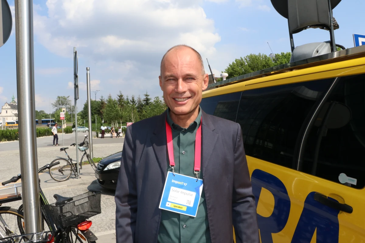 "Może jeśli będę miał nowy pomysł, to zrobię jeszcze coś niesamowitego" - obiecuje w RMF FM Bertrand Piccard: podróżnik, który w 1999 wraz z Brianem Jonesem jako pierwszy okrążył Ziemię balonem bez lądowania. W zeszłym roku powtórzył wyczyn - tym razem z międzylądowaniami, samolotem napędzanym energią słoneczną. "Solar Impulse jest już rozmontowany. (...) Jego misja jest zakończona. Może jakaś firma przerobi go na drona albo znajdzie się dostatecznie duże muzeum, żeby go pomieścić" - podkreśla Piccard w rozmowie z dziennikarzem RMF FM Michałem Zielińskim. Szwajcar dodaje: "Myślę, że ten pionierski rozdział jest już zamknięty. Teraz przemysł rozwija te pomysły. Gwarantuję, że za mniej niż 10 lat na krótkich i średnich dystansach latać będą już elektryczne samoloty mieszczące do 50 pasażerów". 