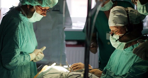 Zakładom Opieki Zdrowotnej bardziej opłaca się leczyć chorych na raka prostaty przy zastosowaniu radioterapii, choć urolodzy i onkolodzy uważają, że dużo lepsze rezultaty daje leczenie chirurgiczne - pisze czwartkowa "Gazeta Polska Codziennie".