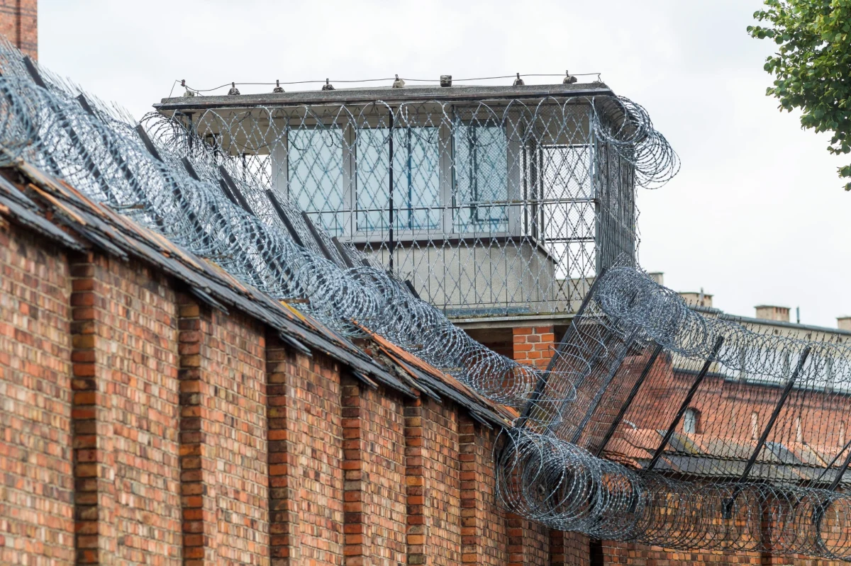 Wielka akcja Centralnego Biura Antykorupcyjnego w instytucjach podległych Ministerstwu Sprawiedliwości i w prywatnych firmach. Chodzi o w sumie 55 miejsc w całym kraju. Jak dowiedzieli się reporterzy śledczy RMF FM, agenci weszli m.in. do siedziby kierownictwa Służby Więziennej i do dwóch zakładów karnych: w Czarnem i Krzywańcu. Sprawa dotyczy m.in. nieprawidłowości przy inwestycjach w Programie Pracy Więźniów. Co ważne, CBA pojawiło się w zakładzie karnym, w którym w zeszłym roku wiceminister sprawiedliwości Patryk Jaki otwierał meblarską halę produkcyjną dla osadzonych.