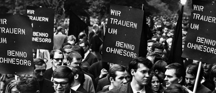 ​2 czerwca 1967 roku w Berlinie Zachodnim z ręki policjanta będącego agentem Stasi zginął student Benno Ohnesorg. Ta śmierć strząsnęła opinią publiczną w RFN i doprowadziła do powstania skrajnie lewicowego terroryzmu. Historycy mówią o cenzurze w dziejach RFN.