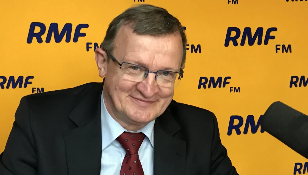 "Zostawmy ten Sąd Najwyższy, tych polityków PiS-u, Platformy. Co mówi rozum? Zastanówmy się nad tym. Prezydent ma prawo ułaskawić każdego (…), jego władza jest ogromna. Jeżeli taką ma władzę, możliwości i prerogatywy - to tym bardziej może ‘wyciągnąć’ kogoś na etapie nawet dochodzenia, oskarżonego, podejrzanego" - mówił w Porannej rozmowie w RMF FM Tadeusz Cymański, komentując uchwałę Sądu Najwyższego ws. ułaskawienia przez prezydenta Andrzeja Dudę m.in. byłego szefa CBA Mariusza Kamińskiego. "Jeżeli ktoś jest w trakcie postępowania sądowego, to dlaczego prezydent - który może ułaskawić skazanego - nie może przerwać postępowania wobec podejrzanego? Ja jestem szachistą, odwołuję się do prostej logiki" - stwierdził.