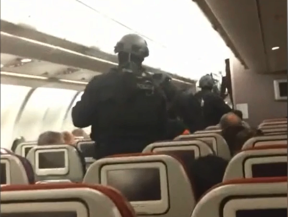 Na pokładzie samolotu linii Malaysian Airline lecącego z Melbourne do Kuala Lumpur wszczęto alarm bombowy. Do kokpitu próbował wtargnąć agresywny pasażer. Twierdził, że posiada przy sobie ładunki wybuchowe. 