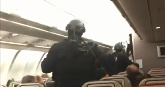 Na pokładzie samolotu linii Malaysian Airline lecącego z Melbourne do Kuala Lumpur wszczęto alarm bombowy. Do kokpitu próbował wtargnąć agresywny pasażer. Twierdził, że posiada przy sobie ładunki wybuchowe. 