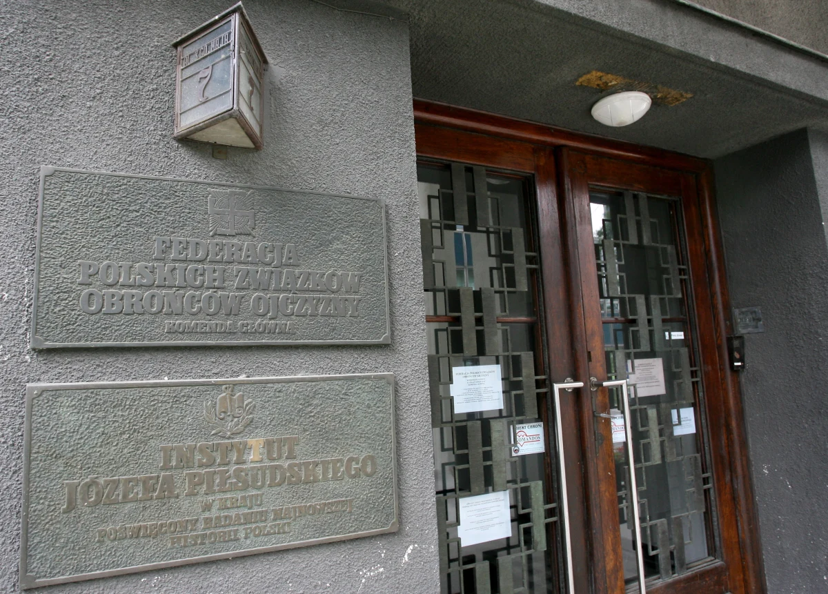 Przewodniczący Komisji Rewizyjnej Rady Miasta Krakowa Adam Kalita z Prawa i Sprawiedliwości chce zainteresować ministra sprawiedliwości Zbigniewa Ziobrę przedłużającą się niemocą władz miasta w sprawie wyegzekwowania prawa własności do Domu im. Józefa Piłsudskiego przy alei 3 Maja 7 (powszechnie zwanego Oleandrami). 