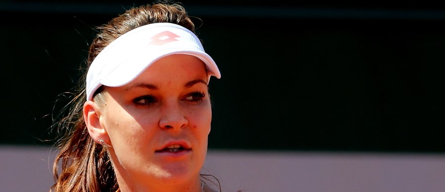 Rozstawiona z "dziewiątką" Agnieszka Radwańska awansowała do trzeciej rundy wielkoszlemowego turnieju French Open. Polska tenisistka pokonała w Paryżu Belgijkę Alison van Uytvanck 6:7 (3-7), 6:2, 6:3. 