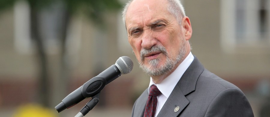 Szef MON Antoni Macierewicz, odnosząc się do wyników ekshumacji ofiar katastrofy smoleńskiej, powiedział, że "dramat byłby nieporównywalnie mniejszy, gdyby ówczesne władze chciały badać tragedię smoleńską". Podziękował "rodzinom tych, którzy polegli w smoleńsku" za wysiłek, wytrwałość i odwagę.