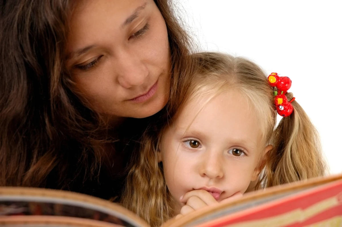 O tym, że warto czytać dzieciom książki nikogo chyba nie trzeba przekonywać. Najnowsze doniesienia międzynarodowego zespołu naukowców pokazują co zrobić, by ten dobry zwyczaj przynosił dzieciom jeszcze więcej pożytku. Badacze pod kierunkiem zespołu z Cincinnati Children's Hospital Medical Center piszą na łamach czasopisma "PLOS ONE", jak ważne jest angażowanie podczas czytania uwagi dziecka. To sprawia, że książki zapewniają mózgowi malucha swoiste "turbodoładowanie".