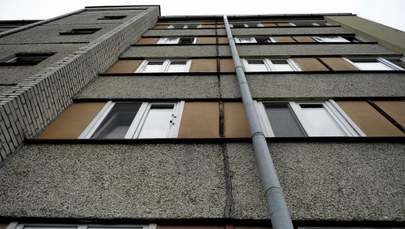 Dziecko wypadło z okna w Jędrzejowie: Policja apeluje do świadków tragedii