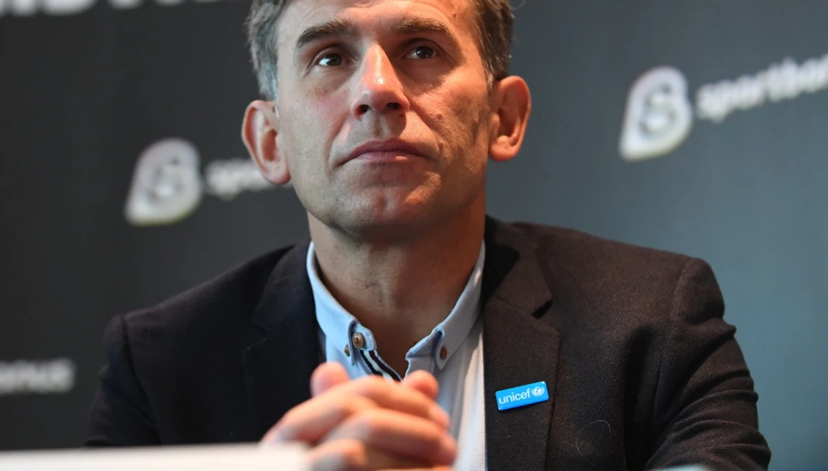 „Dość tego cynizmu” – mówił w Popołudniowej rozmowie w RMF FM Robert Korzeniowski. Mistrz olimpijski i Ambasador Dobrej Woli UNICEF-u, który odwiedził ostatnio Aleppo, apelował do polityków o to, by rozmawiać o zakończeniu syryjskiego konfliktu zbrojnego. „Warto się dogadać, żeby uratować człowieczeństwo.  (…) Syria, w ogóle Bliski Wschód jest wart tego, by tak jak był kolebką cywilizacji – tej, którą znamy, został uszanowany i nie był traktowany jako miejsce do wypróbowania nowej broni czy tworzenia nowej geopolityki światowej” – stwierdził. Mówił o wstrząsających doświadczeniach ze swojej wizyty w zniszczonym mieście. „Tu dotknąłem autentycznego nieszczęścia” – mówił dodając, że „popłakał się na miejscu”, słuchając historii przeżyć ludzi. „(Widziałem) dzieci, które się uśmiechają, bawią, które są takie same, jak te, które spotykamy tutaj. Tylko się bawią wśród ruin, obok są jakieś niewybuchy. Uczą się poruszania wśród niewybuchów. Ale każde to dziecko ma jakąś głębię smutku w oczach. Pamiętam spojrzenie każdego z tych dzieci. I to jest coś tak przejmującego, gdzie po tym uśmiechu, kiedy ten uśmiech się gdzieś tam ulatnia, widzimy, że to dziecko coś przeżyło. Żadne z dzieci - z miliona dwustu tysięcy dzieci - nie uszło tragedii wojny w Aleppo. W ogóle jedna trzecia dzieci w Syrii urodziła się już w trakcie wojny. One nie znają innej rzeczywistości” – tłumaczył gość Marcina Zaborskiego.