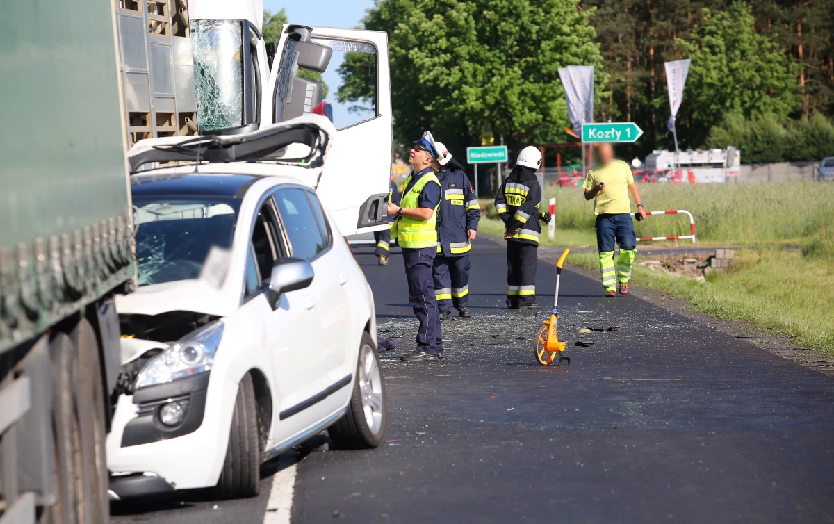 Trzy samochody ciężarowe i jeden osobowy zderzyły się na drodze krajowej nr 11 na trasie Poznań - Katowice w miejscowości Niedźwiedź (powiat ostrzeszowski). Dwie osoby trafiły do szpitala. 