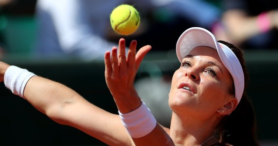 ​"Zaczęłam zdecydowanie za wolno" - tak Agnieszka Radwańska oceniła swoją grę w drugiej rundzie wielkoszlemowego turnieju tenisowego French Open w Paryżu, w której pokonała 113. w rankingu WTA, kwalifikantkę Alison Van Uytvanck z Belgii 6:7 (3-7), 6:2, 6:3.