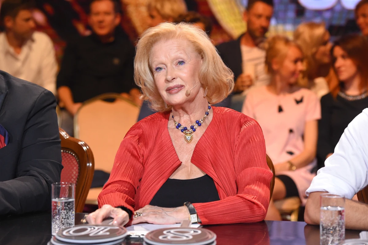 Beata Tyszkiewicz trafiła do szpitala. Słynna polska aktorka i jurorka programu "Taniec z gwiazdami" przeszła zawał. Potrzebna była operacja - podaje "Super Express". 