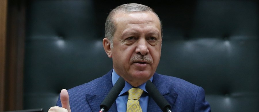 ​Prezydent Turcji Recep Tayyip Erdogan oświadczył, że zamierza wznieść mur wzdłuż granic z Irakiem oraz Iranem, podobny do tego, który jest obecnie na ukończeniu wzdłuż granicy turecko-syryjskiej.