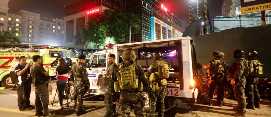 Motywem działania uzbrojonego napastnika, który wtargnął do kasyna w kompleksie rozrywkowym Resorts World w Manili był rabunek, a nie akt terroryzmu. Tak twierdzi komendant główny filipińskiej policji. Ronald dela Rosa powiedział w wywiadzie dla radia DZMM, że napastnik nie strzelał do ludzi. Ponad 30 osobom trzeba było jednak udzielić pomocy medycznej, bo zatruły się dymem lub zostały skaleczone odłamkami szkła.