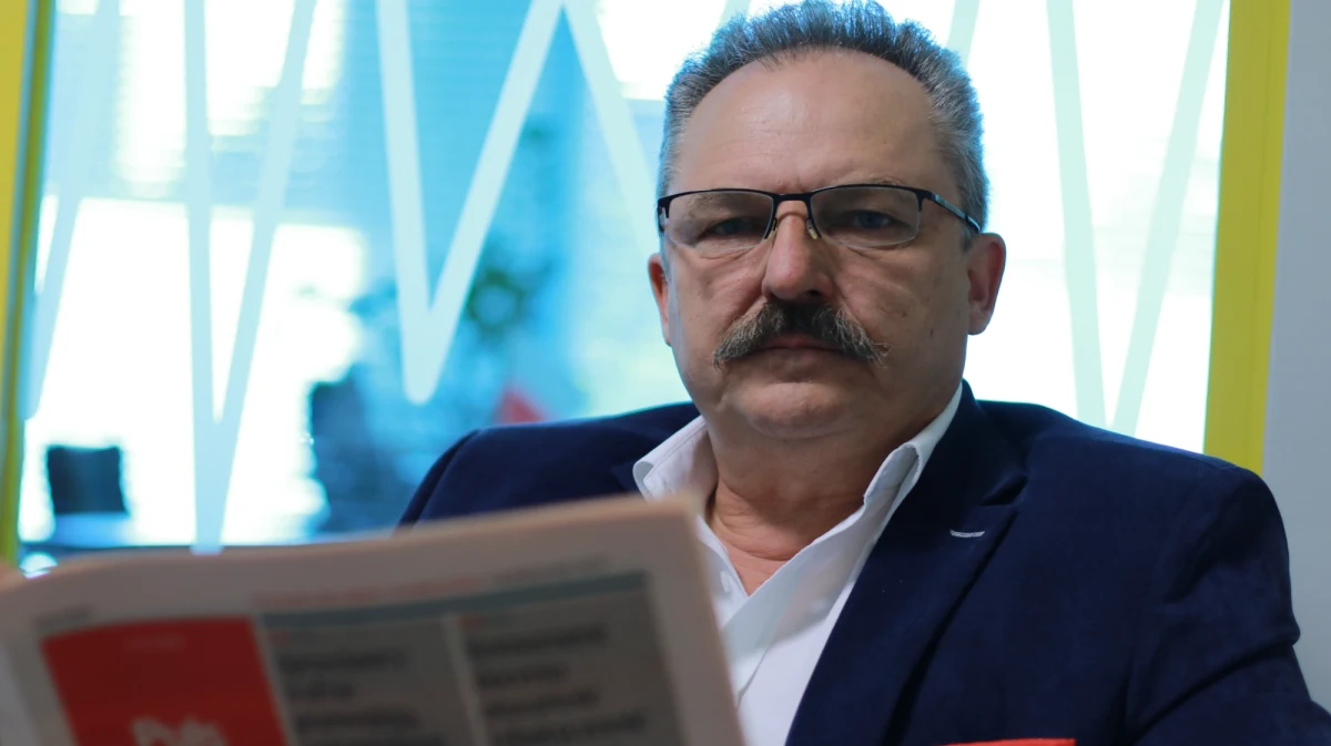 "Mamy tutaj wojnę pomiędzy dwoma władzami: władzą sądowniczą i władzą wykonawczą. (…) To jest patowa sytuacja. Myślę, że Trybunał Konstytucyjny powinien się wypowiedzieć" - mówił Marek Jakubiak (Kukiz’15) w Porannej rozmowie w RMF FM, pytany o uchwałę Sądu Najwyższego ws. ułaskawienia przez prezydenta Andrzeja Dudę m.in. byłego szefa CBA Mariusza Kamińskiego. Jak stwierdził: "Każdy widzi, że jest eskalacja, że Sąd Najwyższy - mimo że powiesił biało-czerwonego Orła za swoimi plecami - idzie na konflikt". "To szersza wojna. Po jednej ze stron - po stronie przegranych w wyborach parlamentarnych - postawiła się władza sądownicza" - skomentował. Odnosząc się natomiast do informacji o zamienionych ciałach i szczątkach ofiar katastrofy smoleńskiej, Jakubiak ocenił, że Donald Tusk i Ewa Kopacz powinni ponieść "co najmniej polityczną" odpowiedzialność. Na uwagę Roberta Mazurka, że "odpowiedzialność polityczna" w przypadku najważniejszych polityków w państwie oznacza Trybunał Stanu, odparł: "To tak trzeba będzie". Dopytywany, czy to stanowisko jego czy całego klubu Kukiz’15, stwierdził: "Na ten temat będziemy rozmawiali".